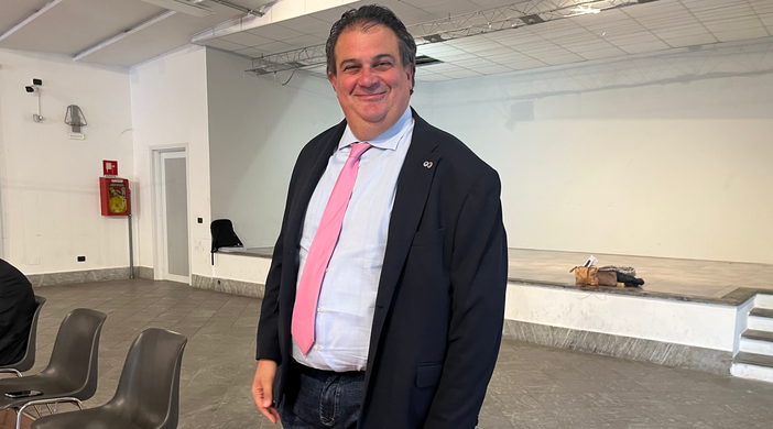 Emanuele Gambertoglio con la cravatta rosa, must di questo mese