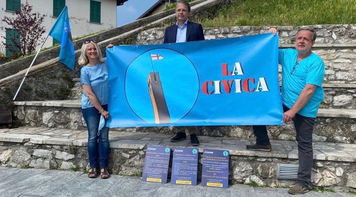Mauro Gregori, a sinistra, insieme al candidato Carlo Alberto Coletto e a Raffaella Demattè di Varese in Azione durante la presentazione delle tre petizioni su Sacro Monte, Torre Civica e sottopassi a inizio giugno Mauro Gregori, a sinistra, insieme al candidato Carlo Alberto Coletto e a Raffaella Demattè di Varese in Azione durante la presentazione delle tre petizioni su Sacro Monte, Torre Civica e sottopassi a inizio giugno