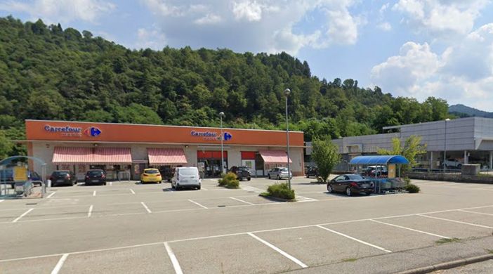 L'ex Carrefour di Mesenzana in una foto tratta da Google Street View L'ex Carrefour di Mesenzana in una foto tratta da Google Street View