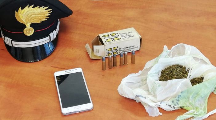 In camera da letto nascondeva marijuana e munizioni: giovane denunciato