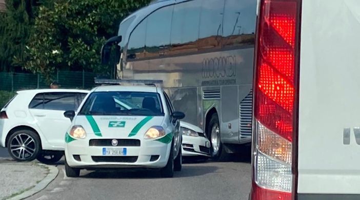 Scontro tra auto in via Monte Generoso a Varese Scontro tra auto in via Monte Generoso a Varese