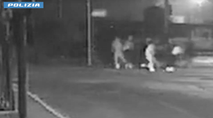 Un fermo immagine dell'aggressione ripreso dalle telecamere di videosorveglianza Un fermo immagine dell'aggressione ripreso dalle telecamere di videosorveglianza