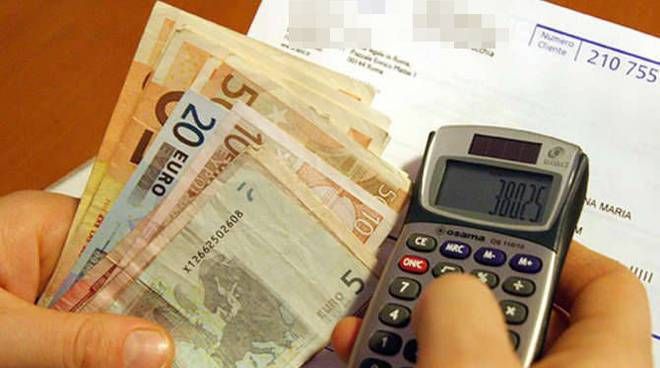 Caro bollette. L'allarme di Adiconsum Lombardia: «Per le famiglie un aggravio di 985 euro tra luce, gas e carburante»