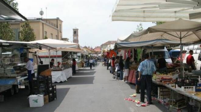 Fase due, l'appello dei venditori ambulanti della provincia di Varese: «Riaprire i mercati in tutti i Comuni» Fase due, l'appello dei venditori ambulanti della provincia di Varese: «Riaprire i mercati in tutti i Comuni»