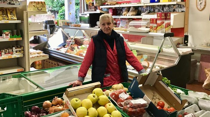 La signora Mariangela nel suo negozio nel cuore di Besano La signora Mariangela nel suo negozio nel cuore di Besano