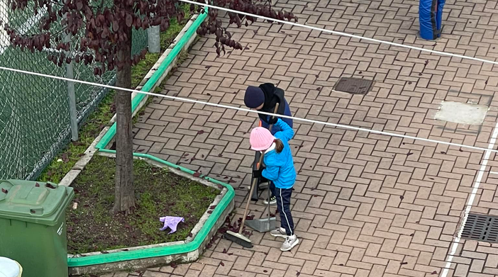 Escono a pulire il cortile nel gelo: così i bimbi ucraini dicono grazie