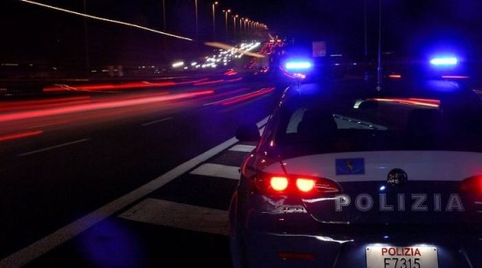 Fugge in auto a tutta velocità dal controllo di polizia e si schianta fuori strada
