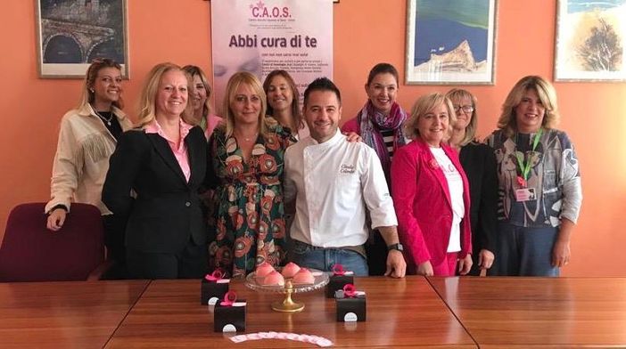 Claudio Colombo, in mezzo, ha presentato il suo dolce alla presenza delle rappresentanze comunali e delle volontarie C.A.O.S.