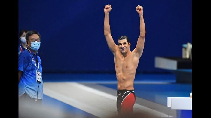 Simone Barlaam, 21 anni, milanese e tesserato Polha, braccia al cielo dopo l'oro con record paralimpico nei 50 stile libero S9 (foto di Augusto Bizzi dalla pagina Facebook ufficiale della Federazione Italiana Nuoto Paralimpico)