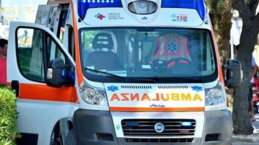 Auto fuori strada a Besnate: donna di 50 anni ferita