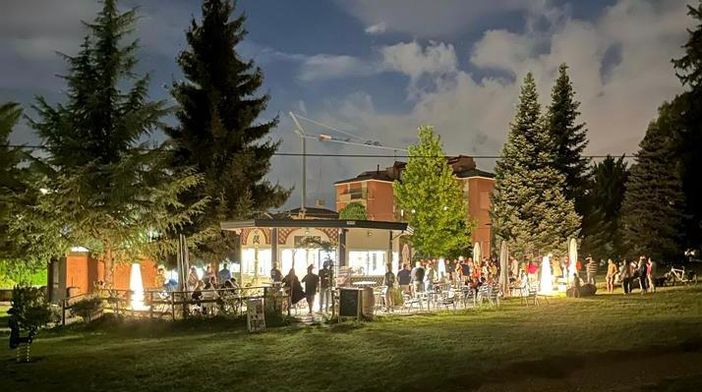 Il chiosco Cill del parco Mantegazza a Varese immerso nella magia della sera