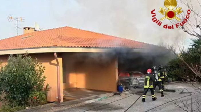 Ranco, auto e scooter in fiamme in garage: casa inagibile Ranco, auto e scooter in fiamme in garage: casa inagibile