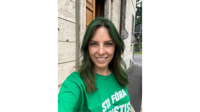 Promessa mantenuta: Tovaglieri festeggia l’elezione a Bruxelles con una chioma verde Lega