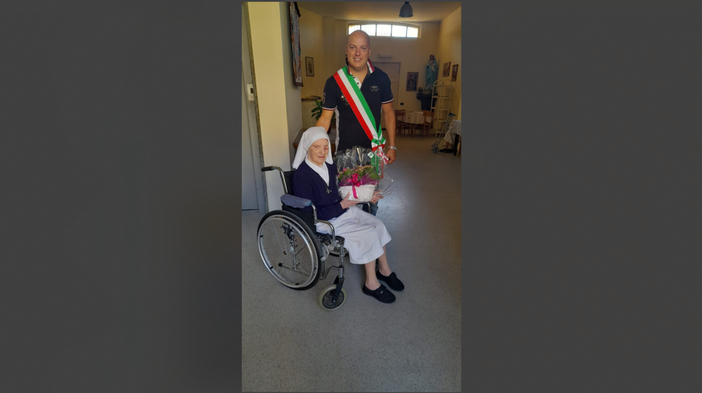 Suor Piera Mapelli con il sindaco Giuseppe Iocca Suor Piera Mapelli con il sindaco Giuseppe Iocca