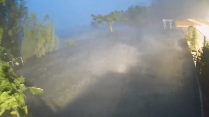 La furia del "downburst" frusta la Schiranna: il video del Village è impressionante La furia del "downburst" frusta la Schiranna: il video del Village è impressionante