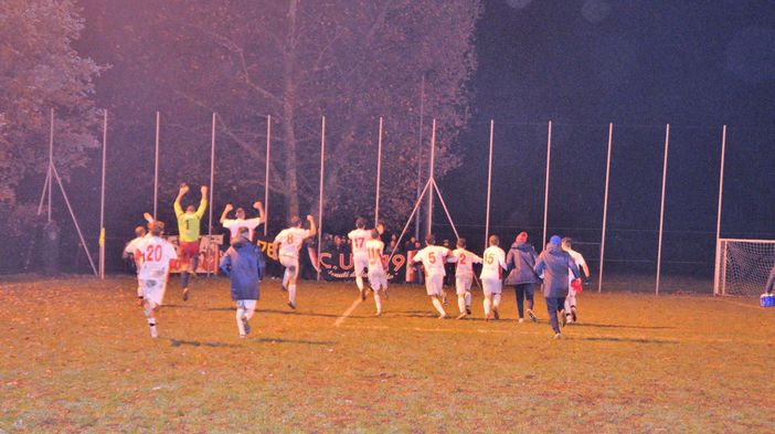 La corsa dei biancorossi sotto la curva dopo il 4-1 al Casbeno nella foto di Ezio Macchi La corsa dei biancorossi sotto la curva dopo il 4-1 al Casbeno nella foto di Ezio Macchi