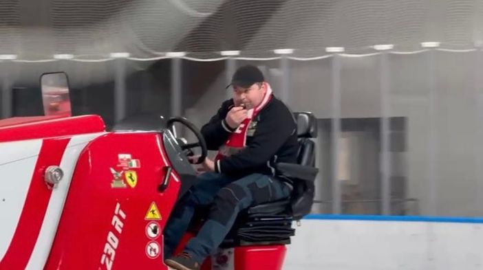 La macchina del ghiaccio dell'Acinque Ice Arena di Varese guidata da Mircea e il più straordinario giro di pista per omaggiare il Feltre vincitore della Coppa Italia