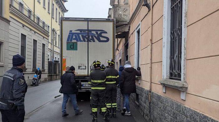 Il balcone sfondato dal camion (foto tratta da IlSaronno.it) Il balcone sfondato dal camion (foto tratta da IlSaronno.it)