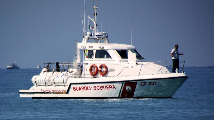 Alla deriva su un cigno gonfiabile, paura per una bimba varesina in Salento