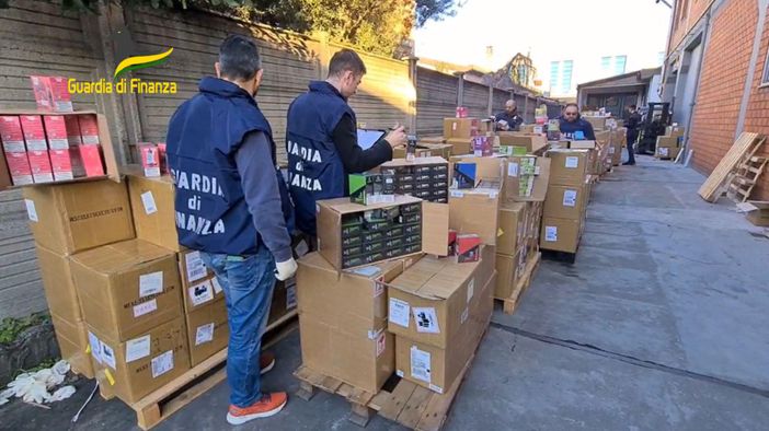 La Finanza di Gallarate sequestra 12 tonnellate di sigarette elettroniche cinesi altamente nocive per la salute La Finanza di Gallarate sequestra 12 tonnellate di sigarette elettroniche cinesi altamente nocive per la salute