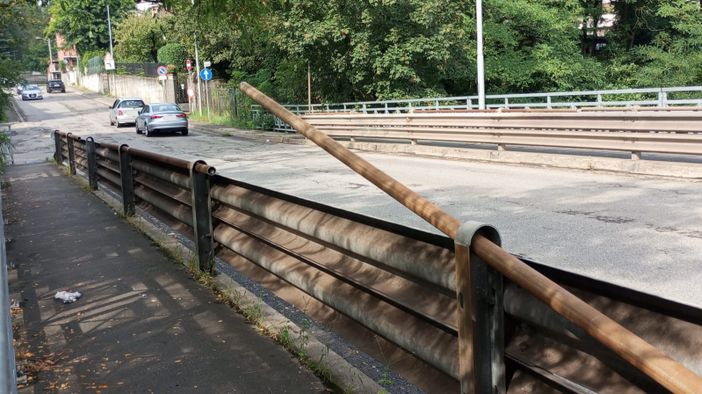 Una parte del guardrail fuori sede in via del Lazzaretto