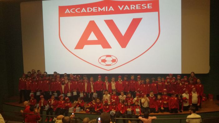VIDEO E FOTO. «Bimbi, ragazzi e genitori dell'Accademia Varese, con queste maglie siete fortissimi: buon Natale e buon sogno biancorosso»