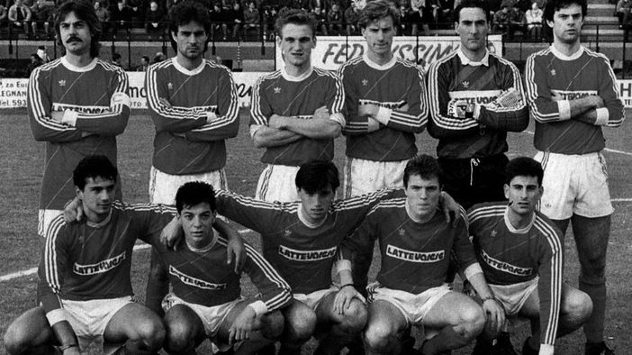 I biancorossi con lo sponsor Latte Varese: era la stagione 1987/88 nella foto tratta dal libro di Vito Romaniello "100 volte Varese" I biancorossi con lo sponsor Latte Varese: era la stagione 1987/88 nella foto tratta dal libro di Vito Romaniello "100 volte Varese"