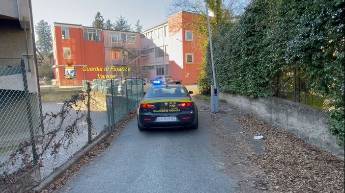 Insegnava da 21 anni con una laurea falsa da 110 e lode. Denunciata per truffa e sequestrati 350 mila euro tra contanti e beni accumulati