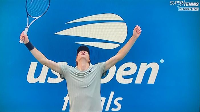 Jannik Sinner, 23 anni da Sesto Pusteria, alza le braccia al cielo: è il re degli Us Open Jannik Sinner, 23 anni da Sesto Pusteria, alza le braccia al cielo: è il re degli Us Open