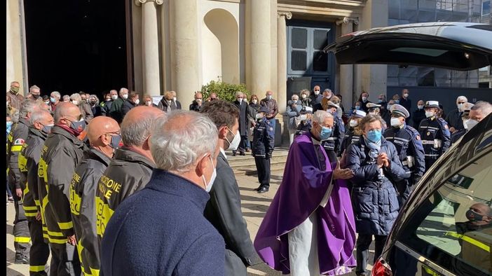 L'ultimo saluto della moglie Pinuccia, accompagnata da don Erve Oddone Simeoni, al suo Vittorio L'ultimo saluto della moglie Pinuccia, accompagnata da don Erve Oddone Simeoni, al suo Vittorio