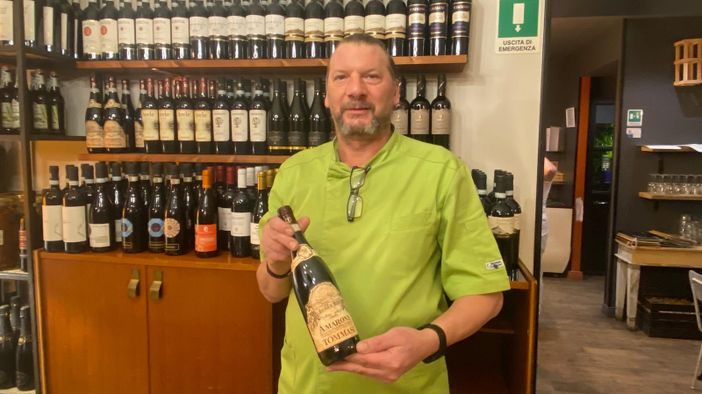Andrea Carcano, proprietario del C'era Una Volta Ristò, davanti alla nuova selezione di vini Andrea Carcano, proprietario del C'era Una Volta Ristò, davanti alla nuova selezione di vini