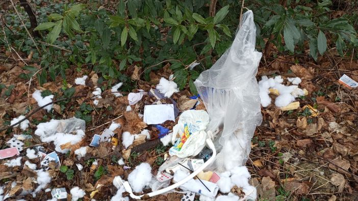 FOTO. Un seggiolone, una cuccia, medicinali, biancheria e carte da gioco: c'è di tutto nella discarica abusiva comparsa in via Dunant