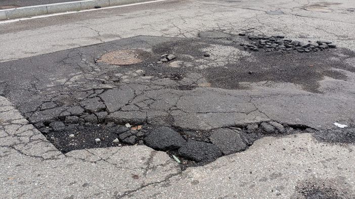 Saltato ancora l'asfalto tra via Monte Generoso e via Adriatico, a Bizzozero Saltato ancora l'asfalto tra via Monte Generoso e via Adriatico, a Bizzozero