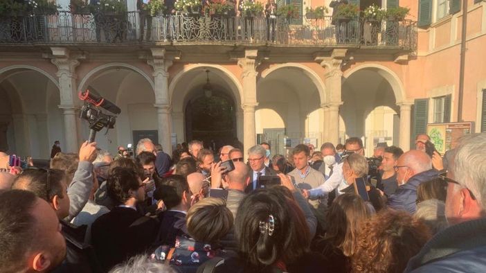 VIDEO e FOTO - L’attesa, la bottiglia e quella marcia lunga 650 metri e 5 anni: le ore del trionfo del "nuovo vecchio" sindaco Galimberti