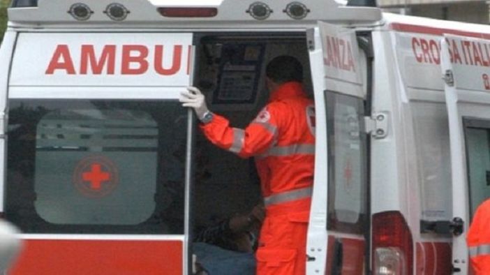 Laveno, cade dalla bicicletta e finisce al pronto soccorso