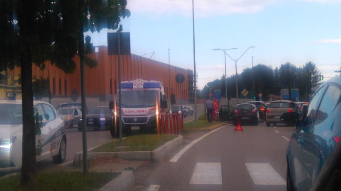 FLASH. Tamponamento in viale Europa, traffico in tilt in uscita da Varese FLASH. Tamponamento in viale Europa, traffico in tilt in uscita da Varese