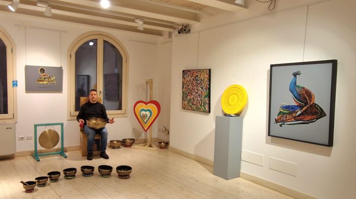 Michele Cataleta tra le opere della mostra d'arte contemporanea alla Torre delle Arti di Bellagio