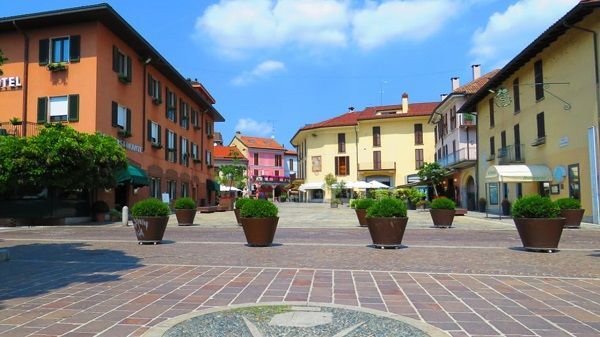 Fratelli d'Italia incontra i commercianti di Sesto Calende: «Decoro urbano e iniziative per rilanciare il settore»