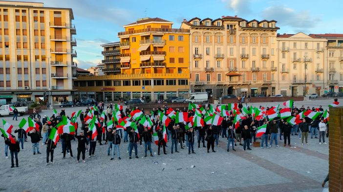 L'estrema destra in piazza Repubblica: «Questo è il simbolo dell'anti italianità, difendiamo la nostra città»