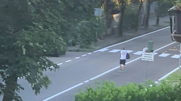 Saronno, blocca il traffico coi bidoni della spazzatura e lancia sassi contro le auto Saronno, blocca il traffico coi bidoni della spazzatura e lancia sassi contro le auto