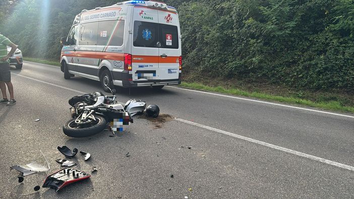 Le immagini dell'incidente stradale tra una moto e un'auto sulla Sp26 tra Jerago ed Albizzate