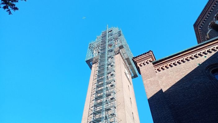 Il campanile di San Giulio a Castellanza si libera dal ponteggio Il campanile di San Giulio a Castellanza si libera dal ponteggio