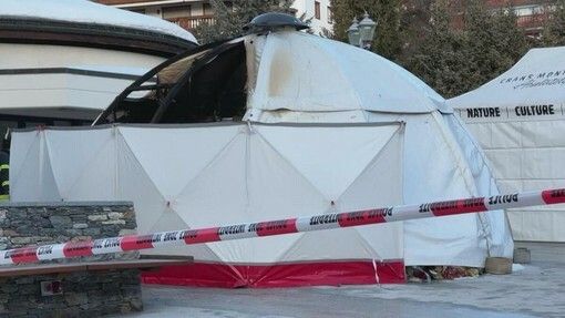 Il gazebo del memoriale di Crans Montana danneggiato dall'incendio (foto tratta da Vconews.it)