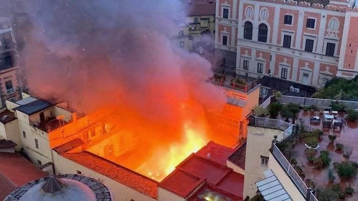 Incendio all'alba a Napoli, in fiamme il Teatro Sannazaro Incendio all'alba a Napoli, in fiamme il Teatro Sannazaro