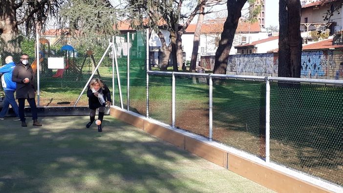 Il sindaco Mirella Cerini testa il nuovo campo da bocce al parco del Buon Gesù