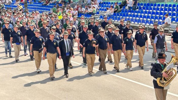 L'adunata dei record per gli alpini, ma l'immagine da brivido è di Busto L'adunata dei record per gli alpini, ma l'immagine da brivido è di Busto