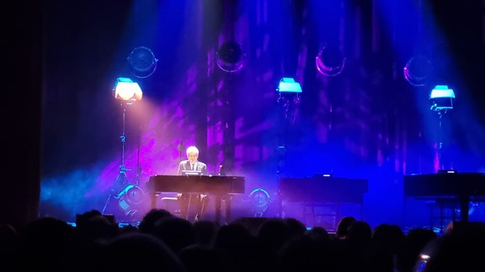 Baglioni a Busto e sotto le foto del controllo del suono e del camerino postate dall'artista