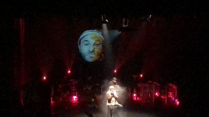 VIDEO. Applausi al Manzoni per il Valentino di Striscia nei panni di Lucio Dalla VIDEO. Applausi al Manzoni per il Valentino di Striscia nei panni di Lucio Dalla