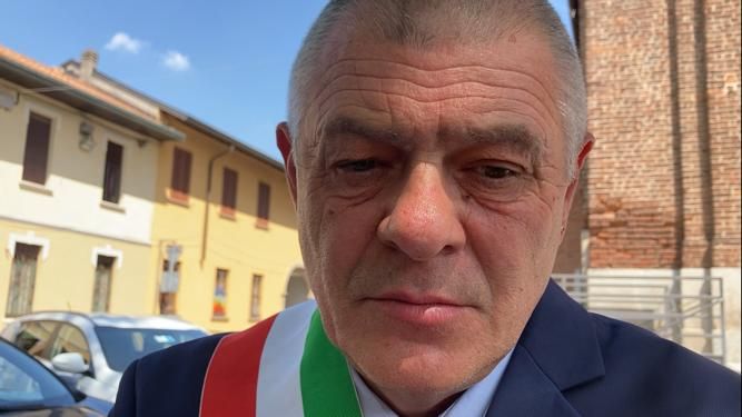 Il sindaco Puricelli fuori dalla chiesa