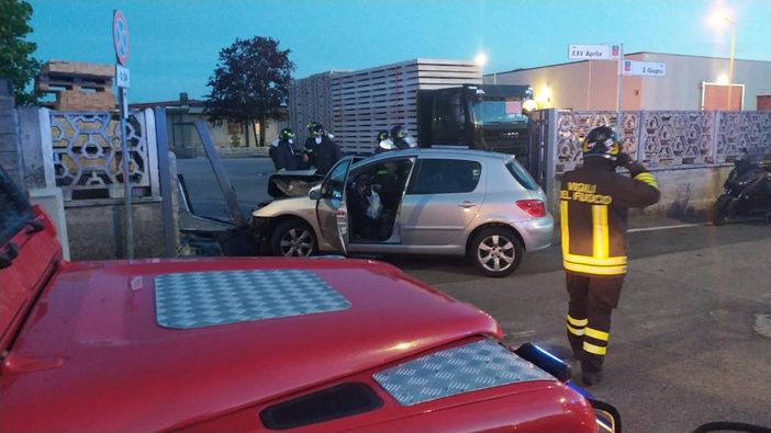 Le immagini dell'incidente, con l'arrivo dei vigili del fuoco